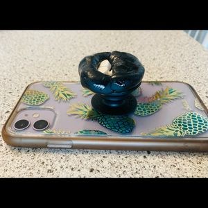 Customizable lip pop socket for phone.